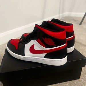 Selling new JORDAN 1 red and black and white